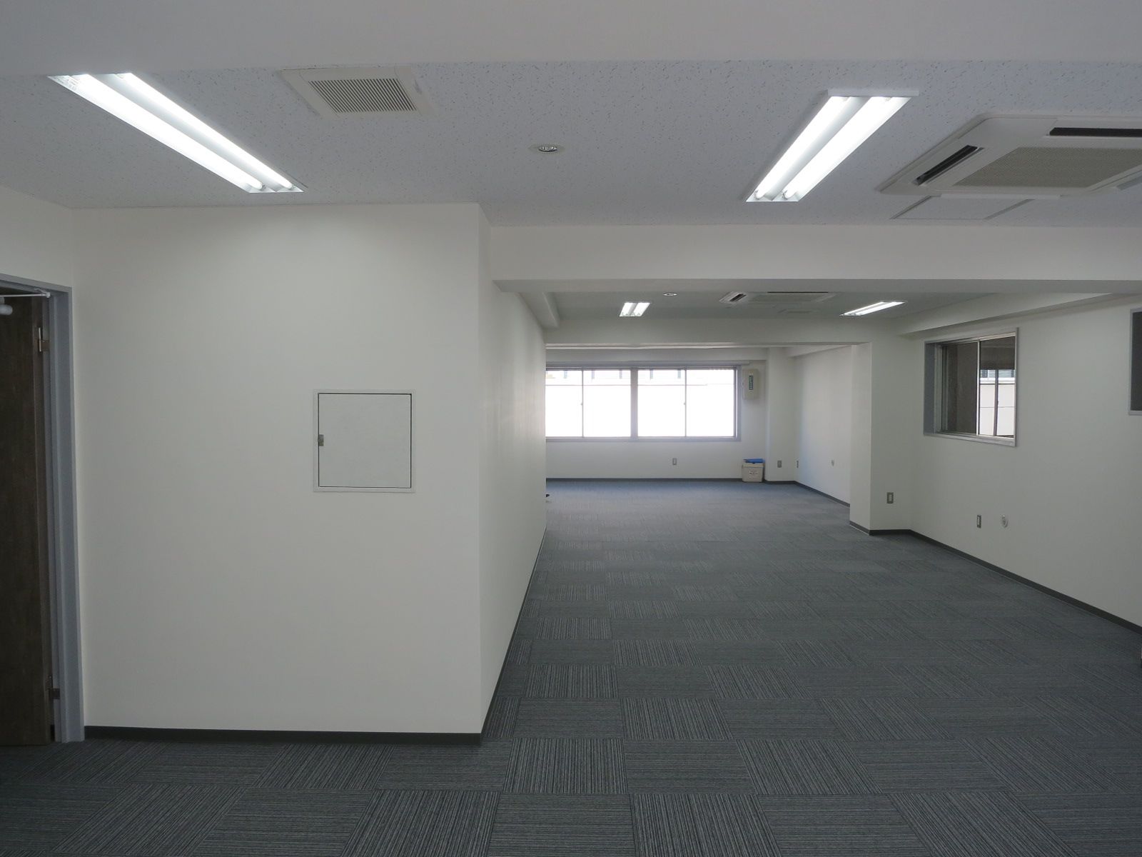 貸室奥側から見た室内