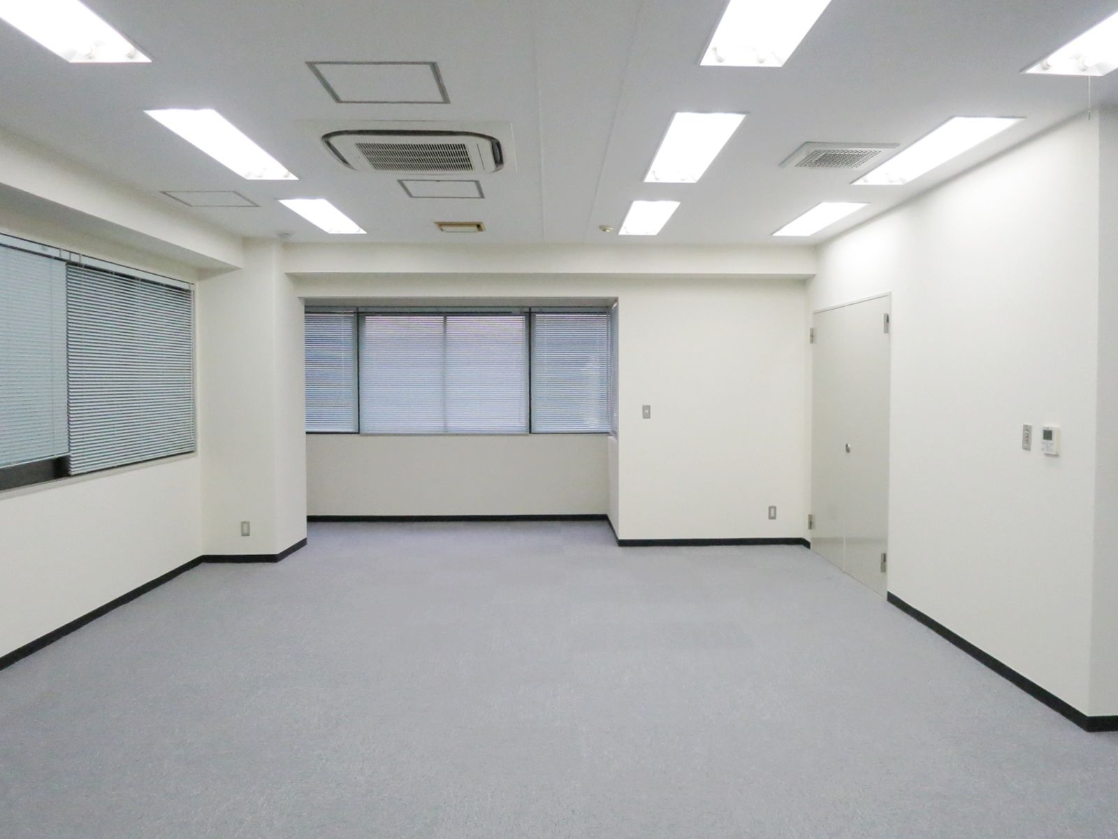 貸室奥側から見た室内