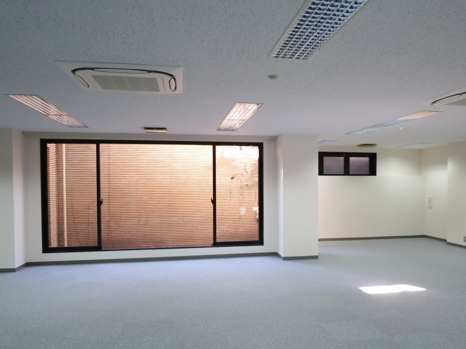 大きな窓面
