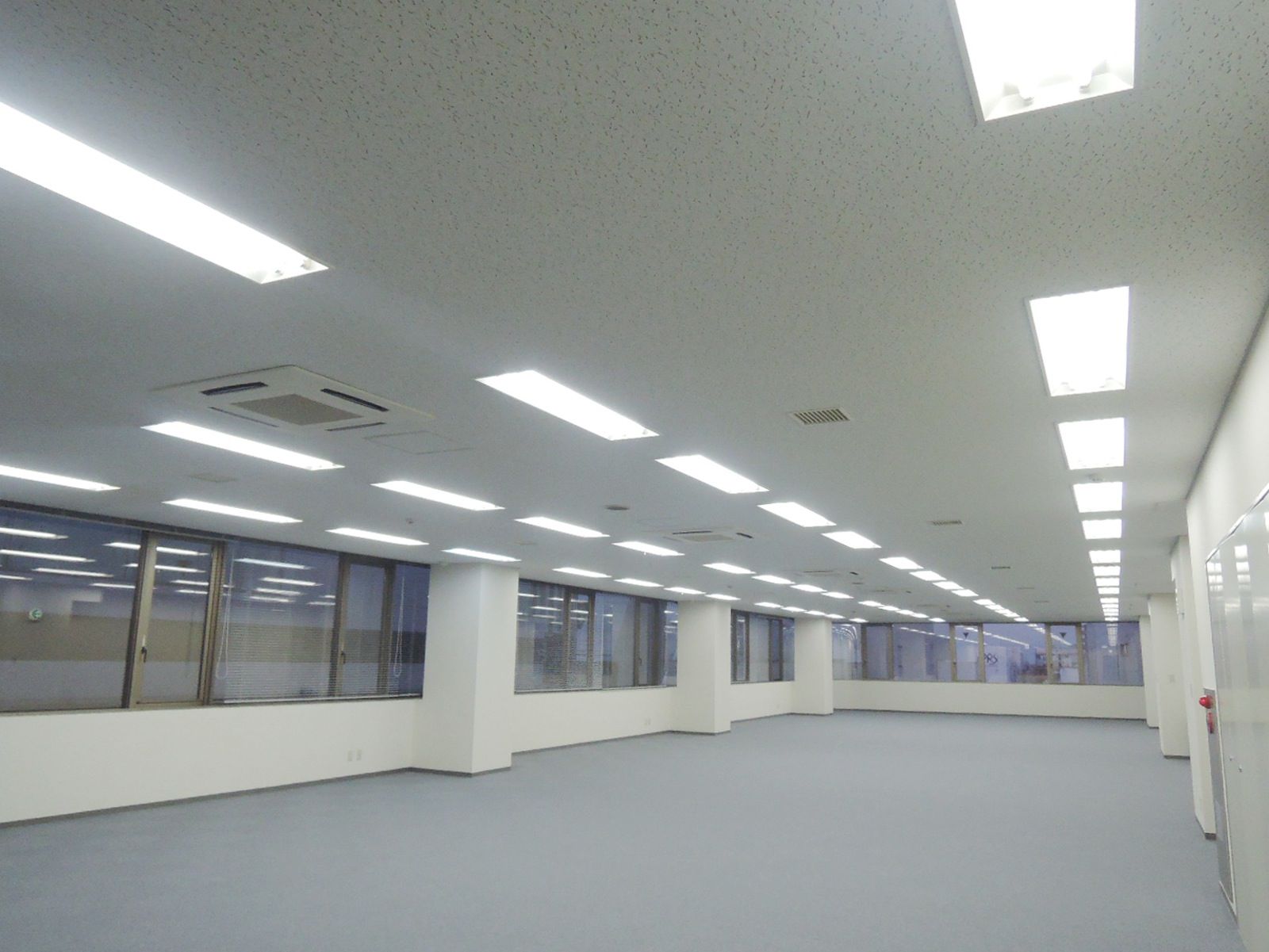 長方形のオフィス空間