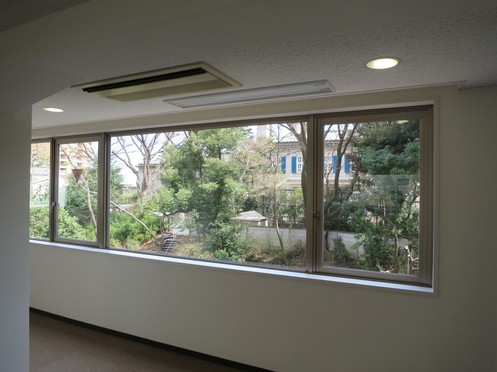 緑の多い敷地内
