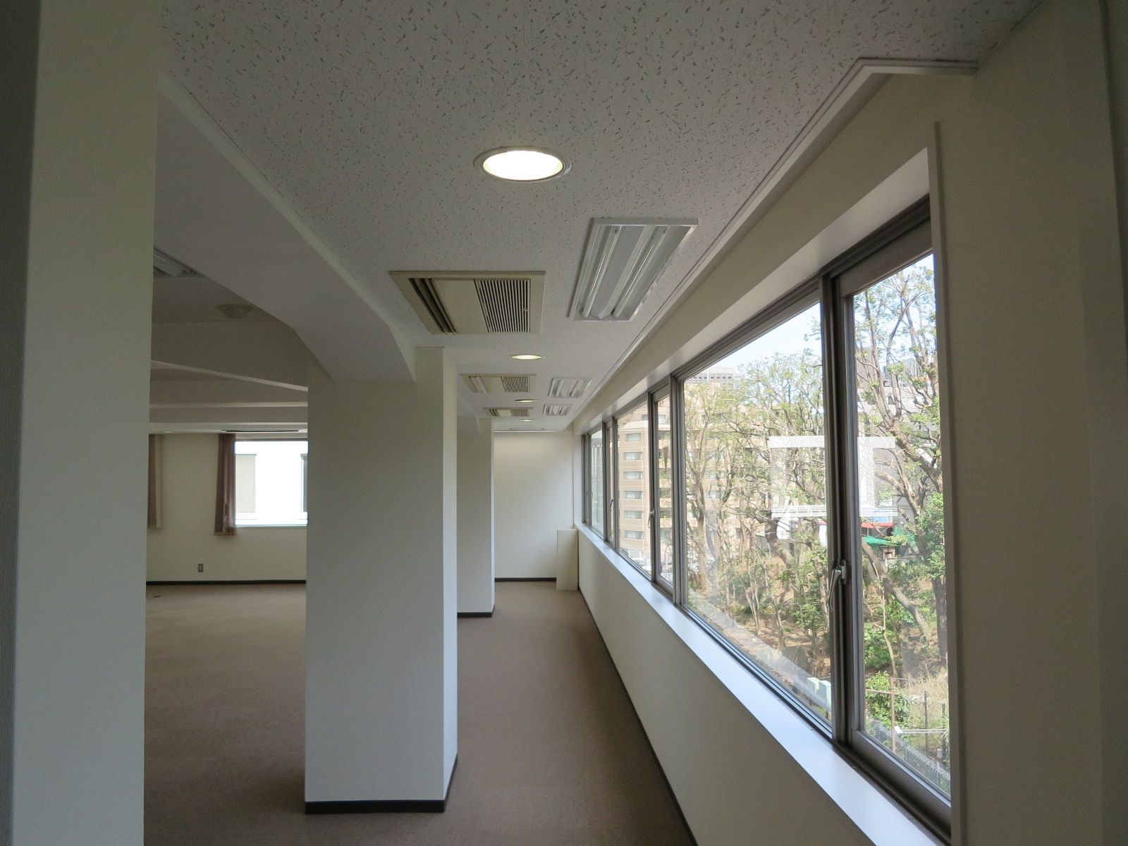 窓際に柱あり