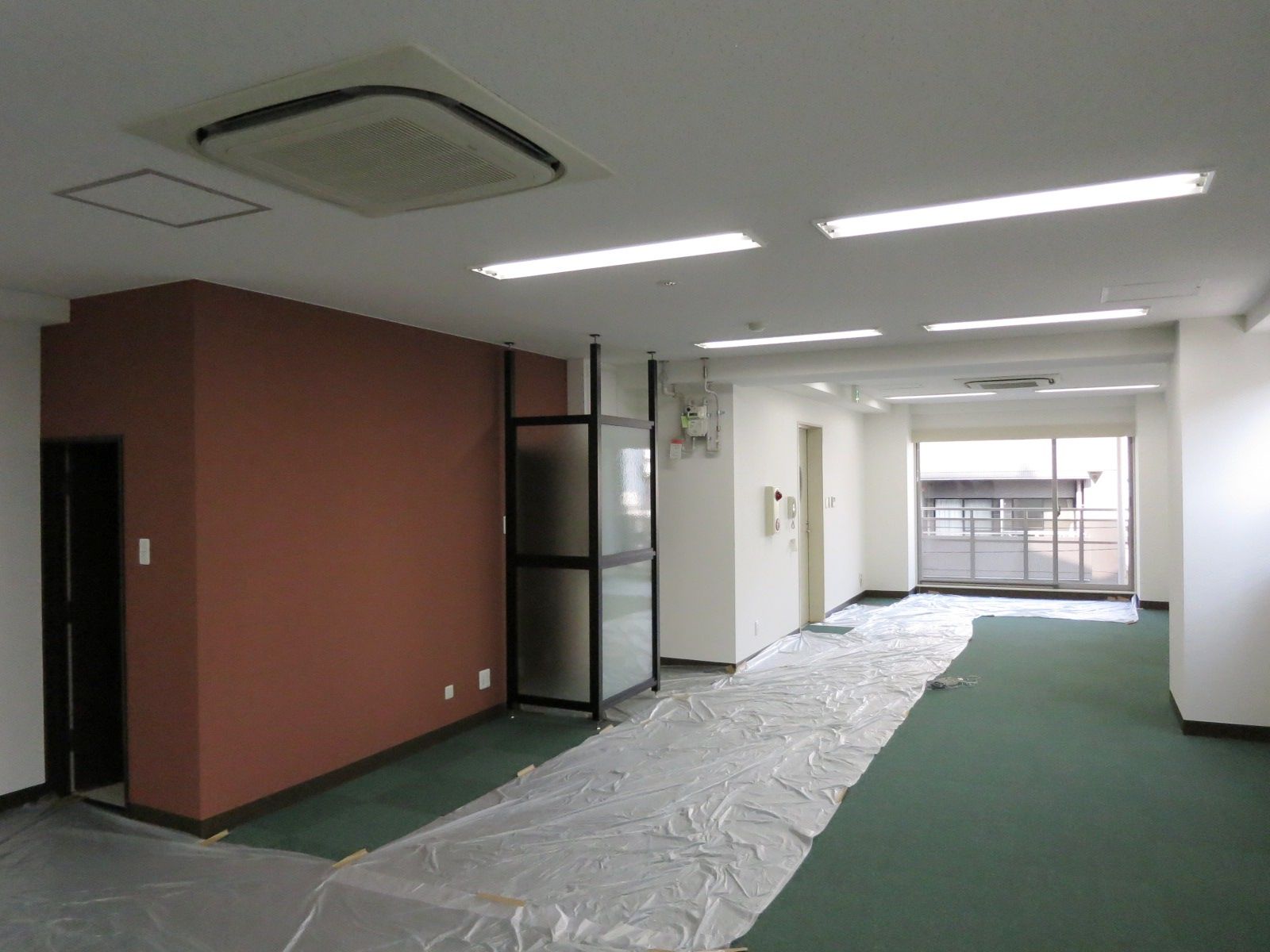 入口付近から見た室内の様子