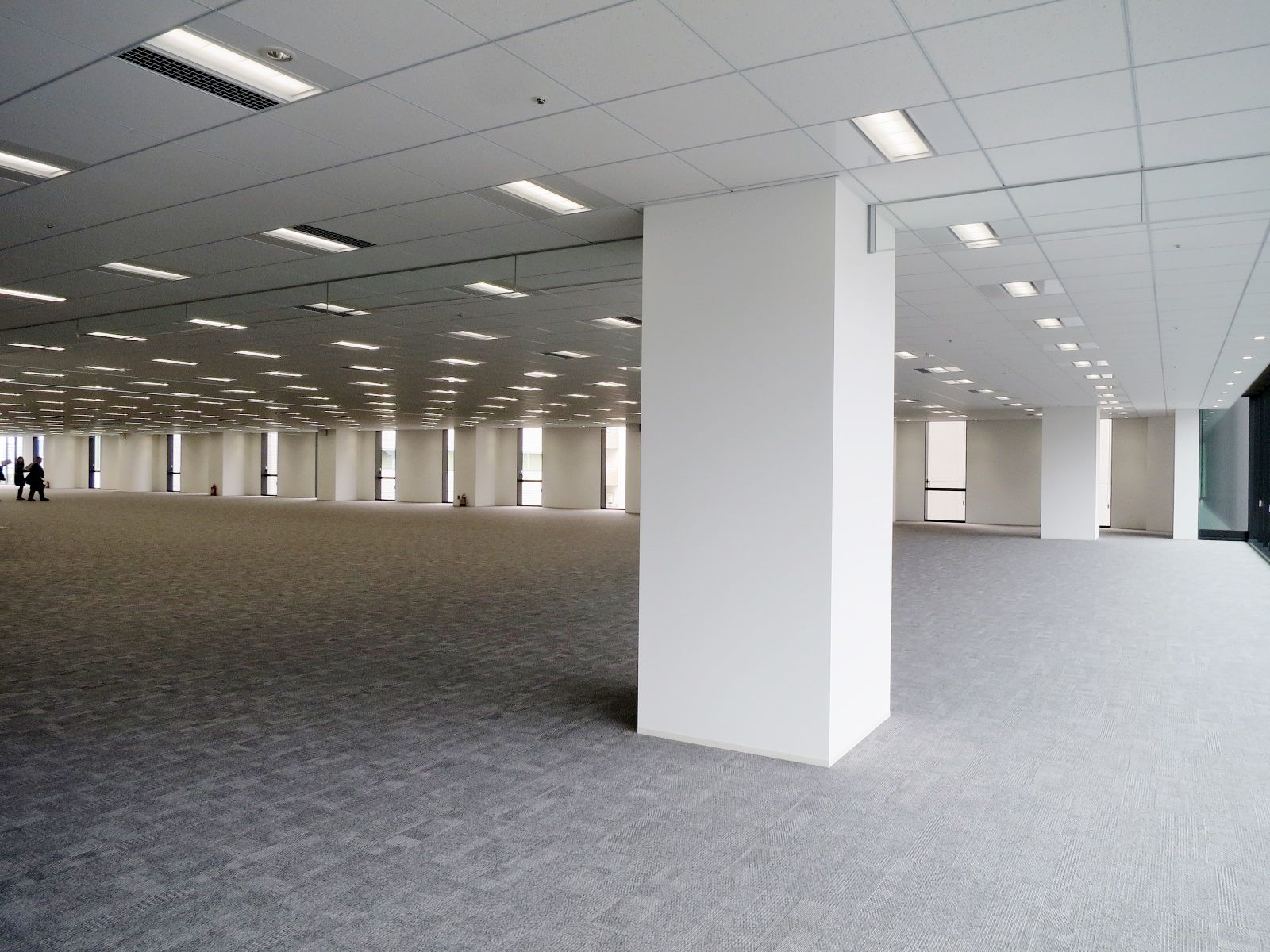 室内には一部柱があり