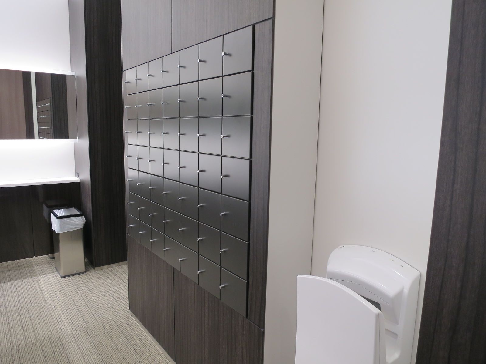 女性トイレ内の小物入れ