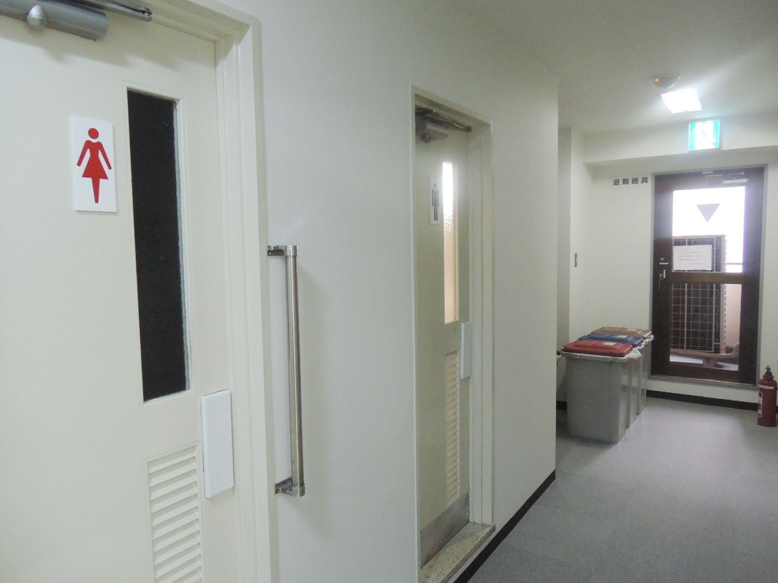 男女別トイレ入口
