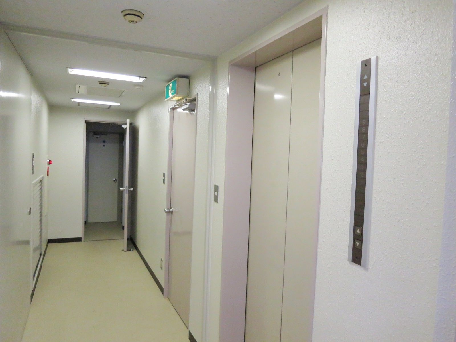 エレベーター前