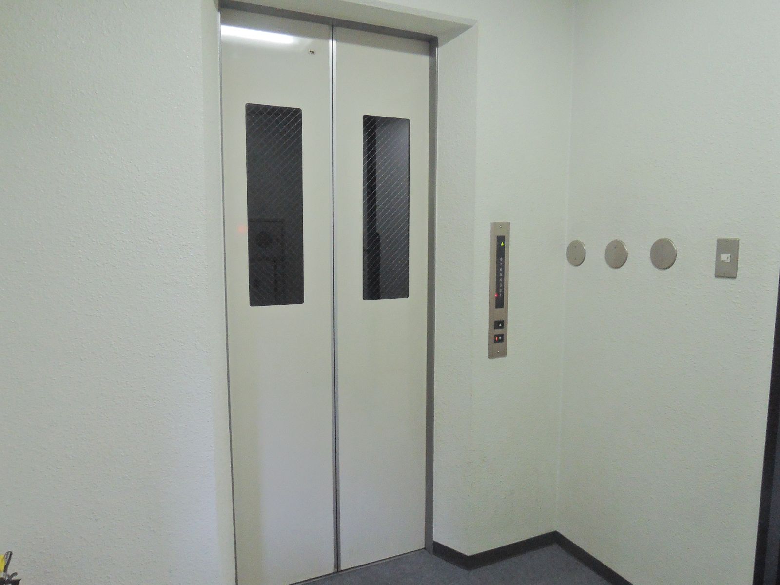 エレベーター前