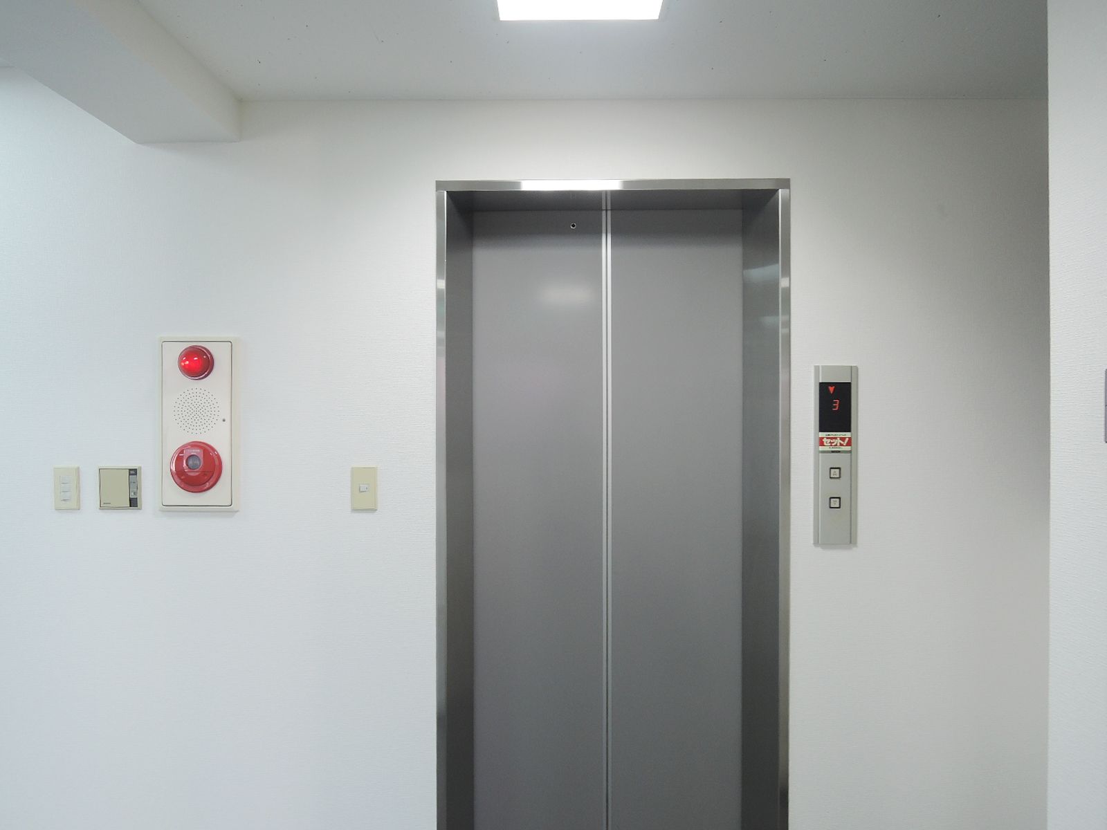 エレベーター前
