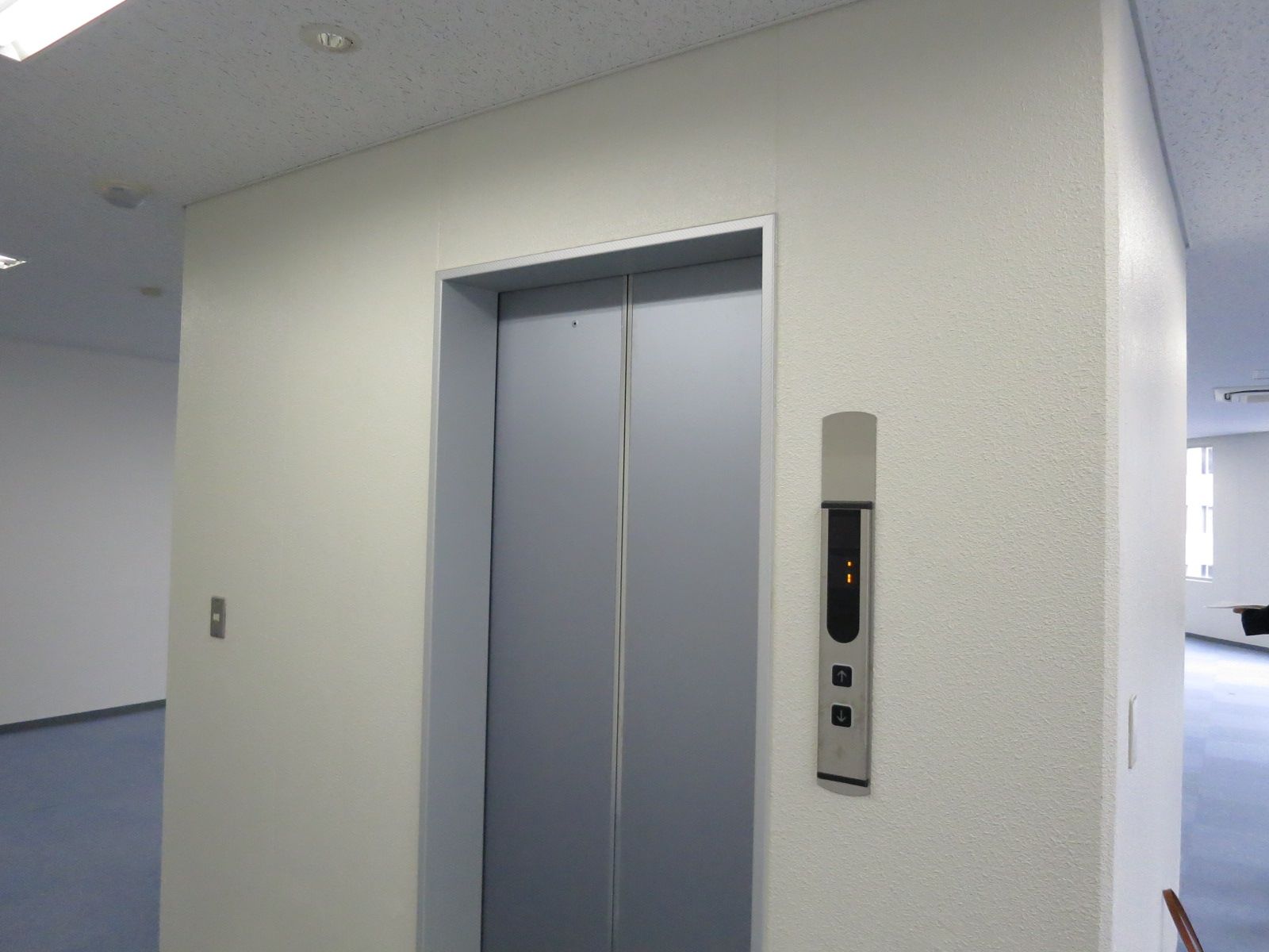 エレベーター前