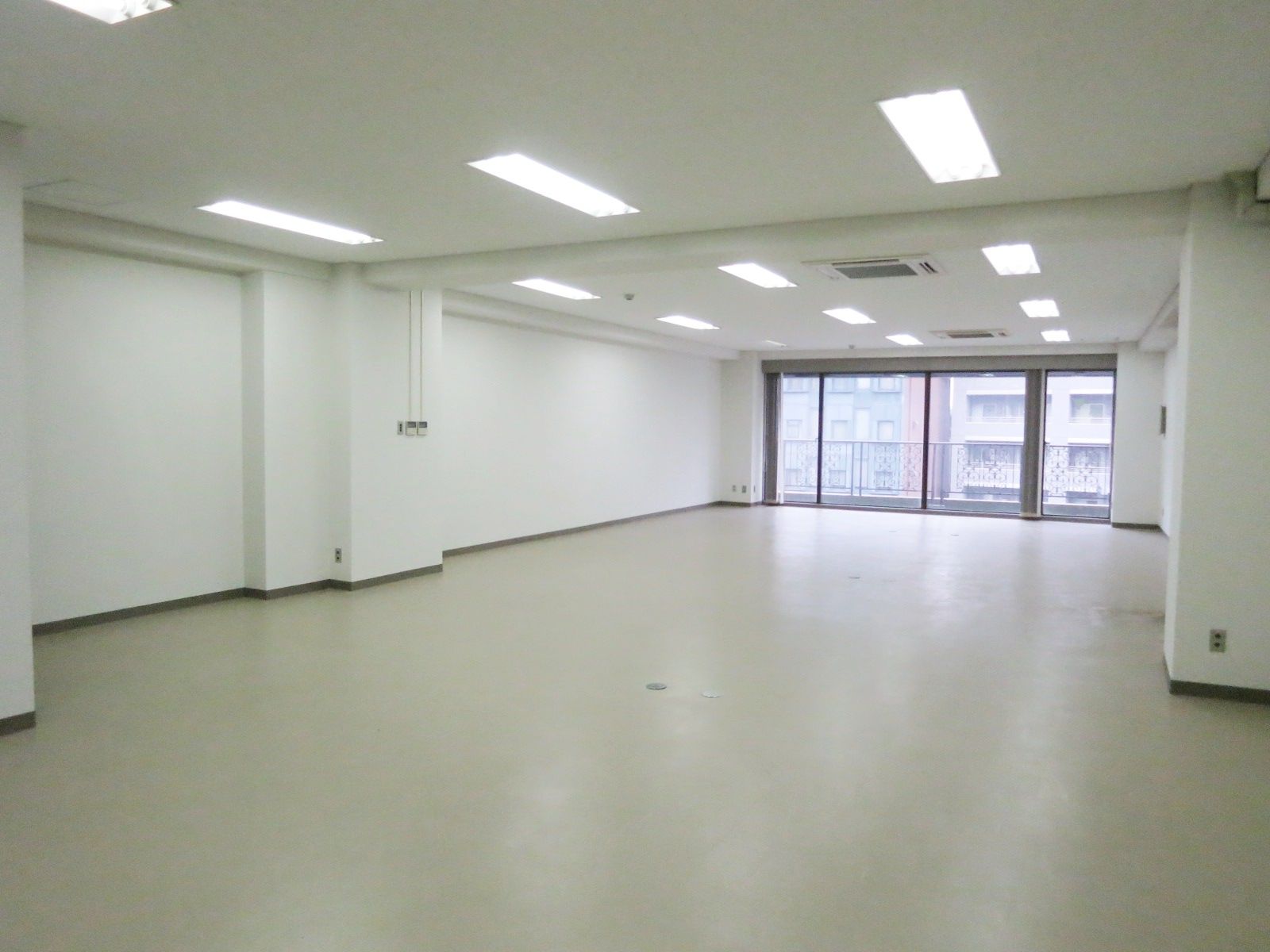 オフィス室内参考画像