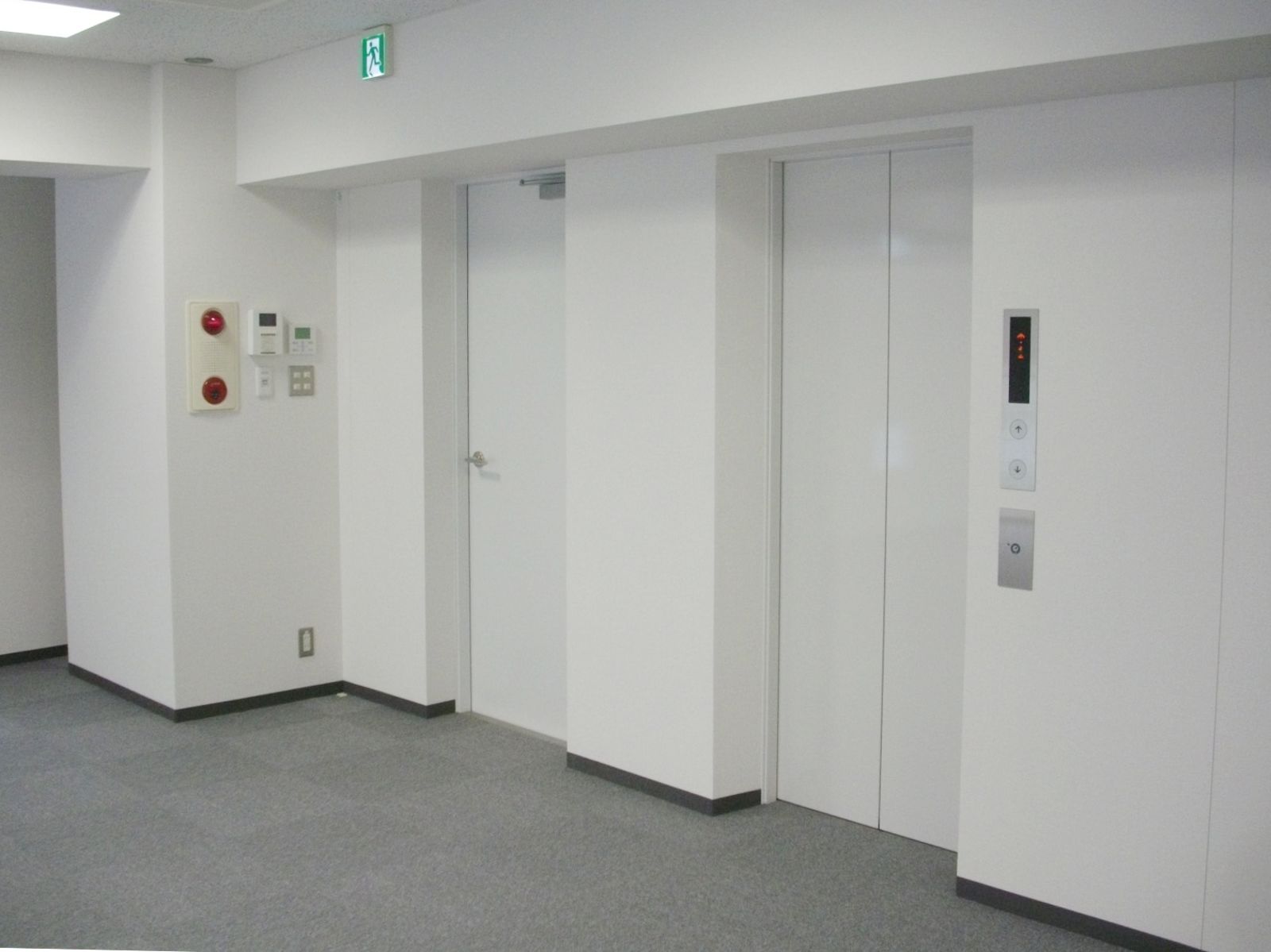エレベーター前