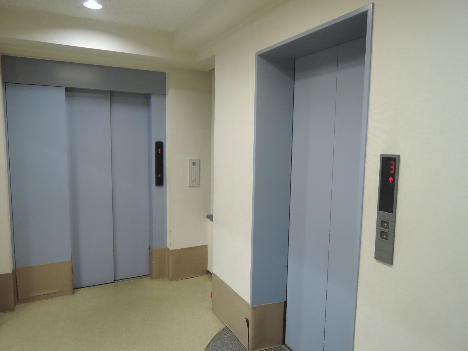 エレベーター前