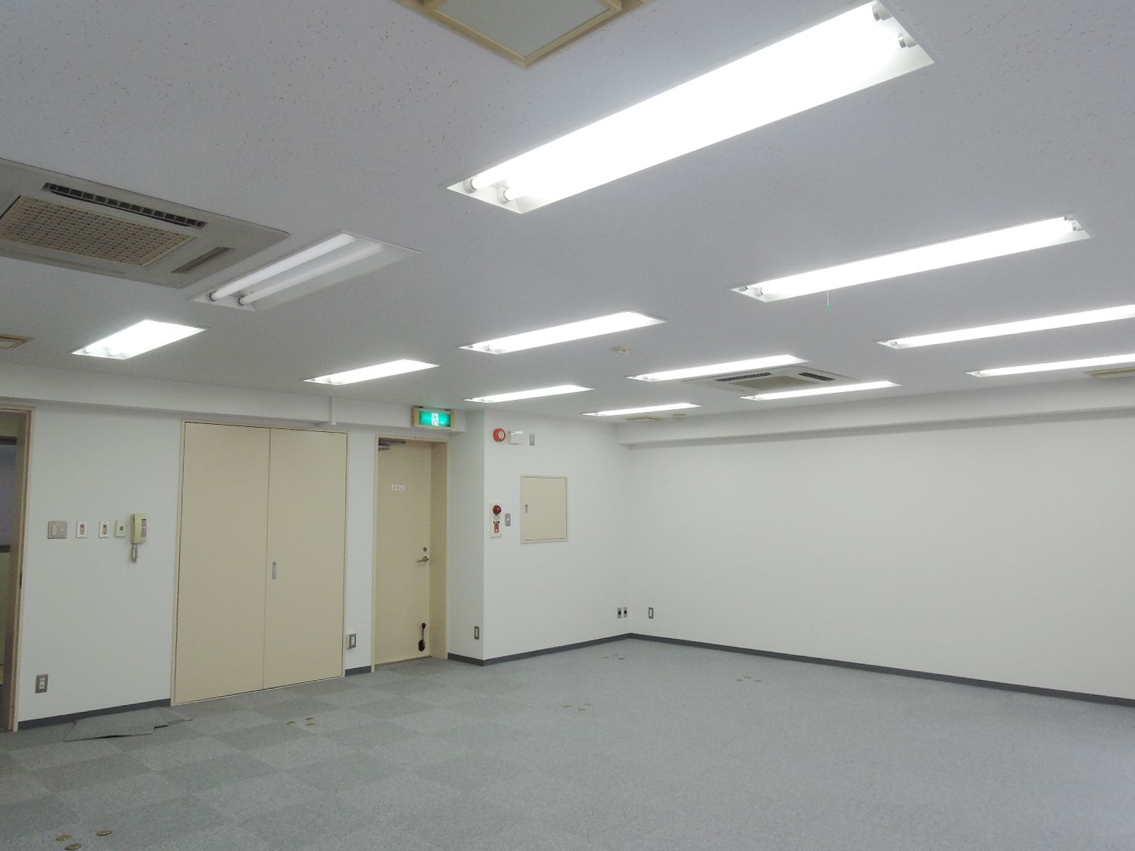 貸室奥側から見た室内