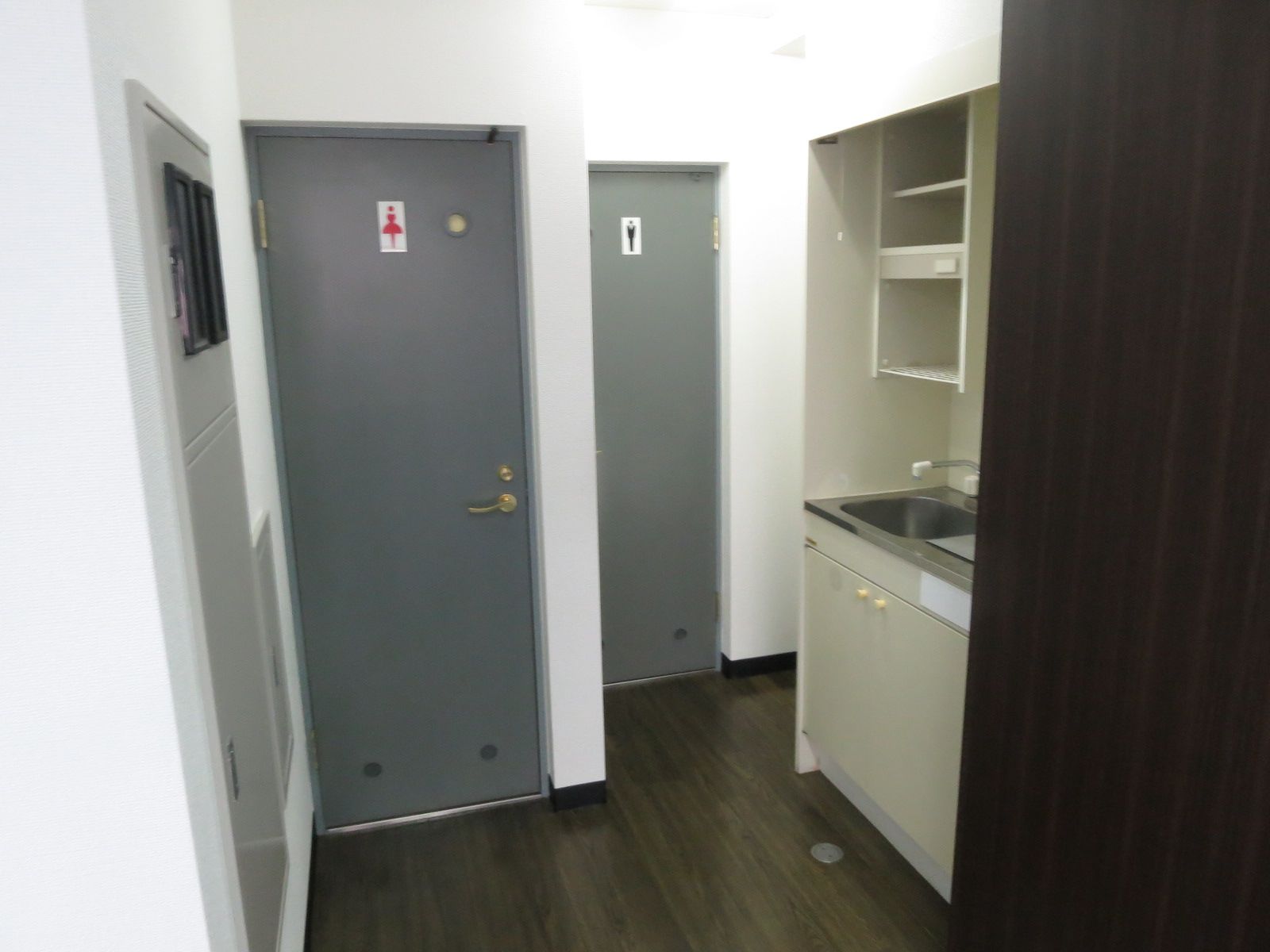男女別トイレ入口・給湯設備
