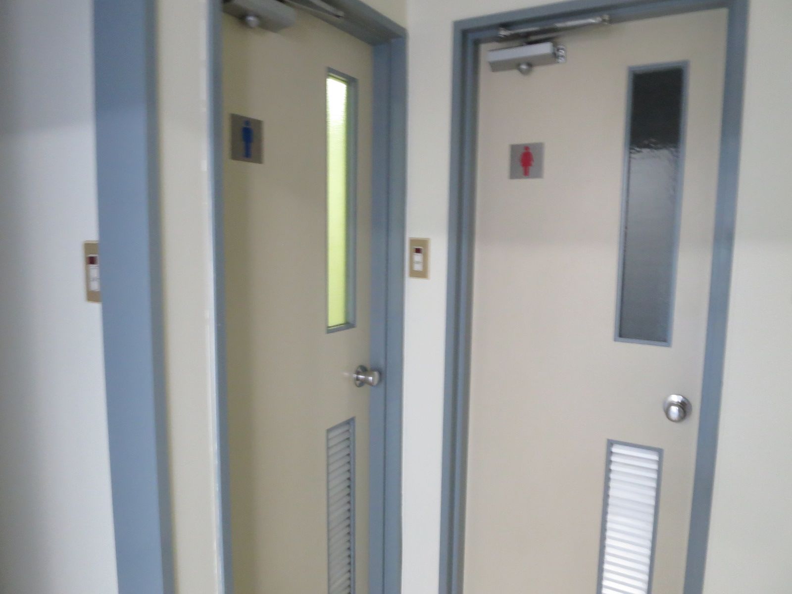 男女別トイレ入口