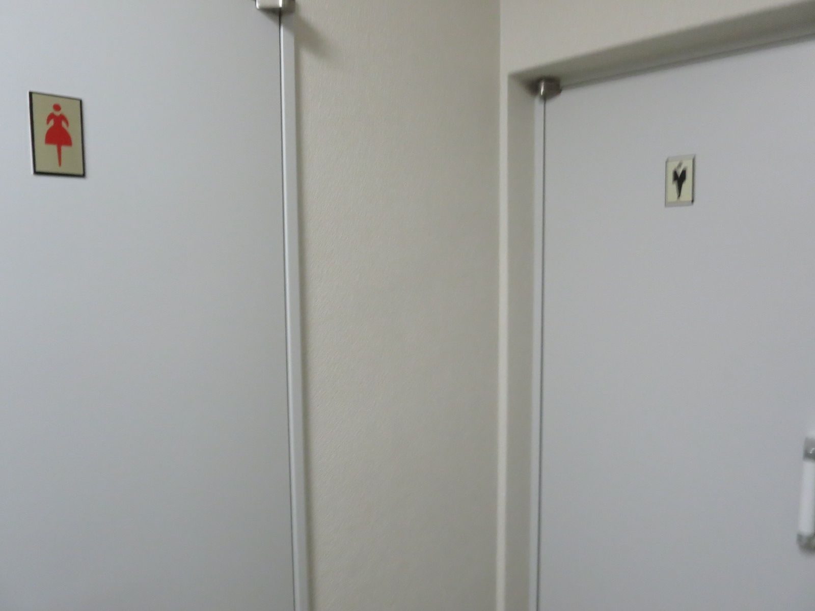 男女別トイレ入口