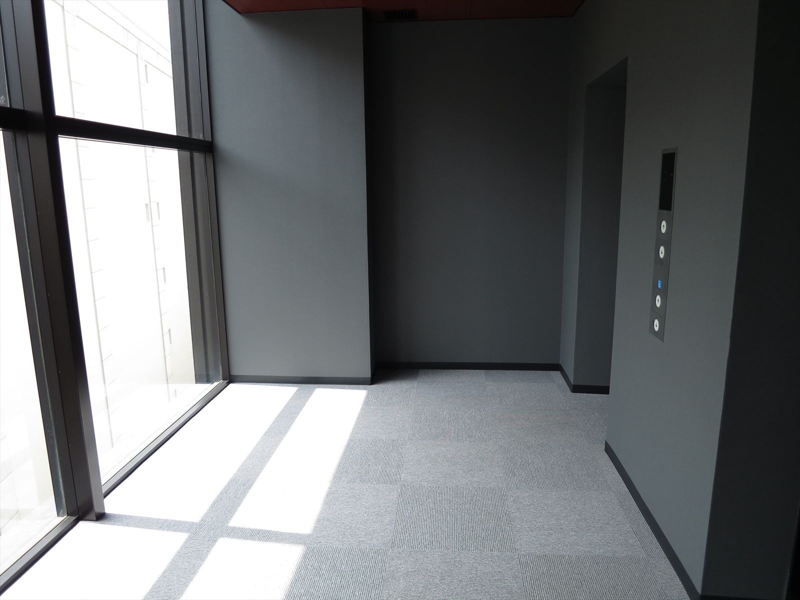 エレベーター前