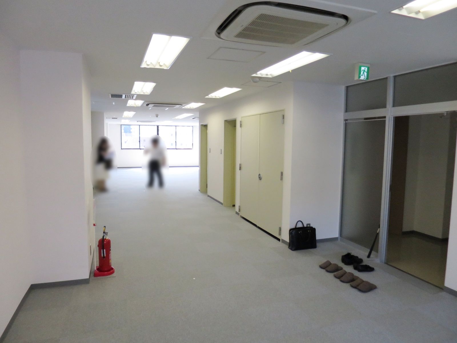 貸室奥側から見た室内
