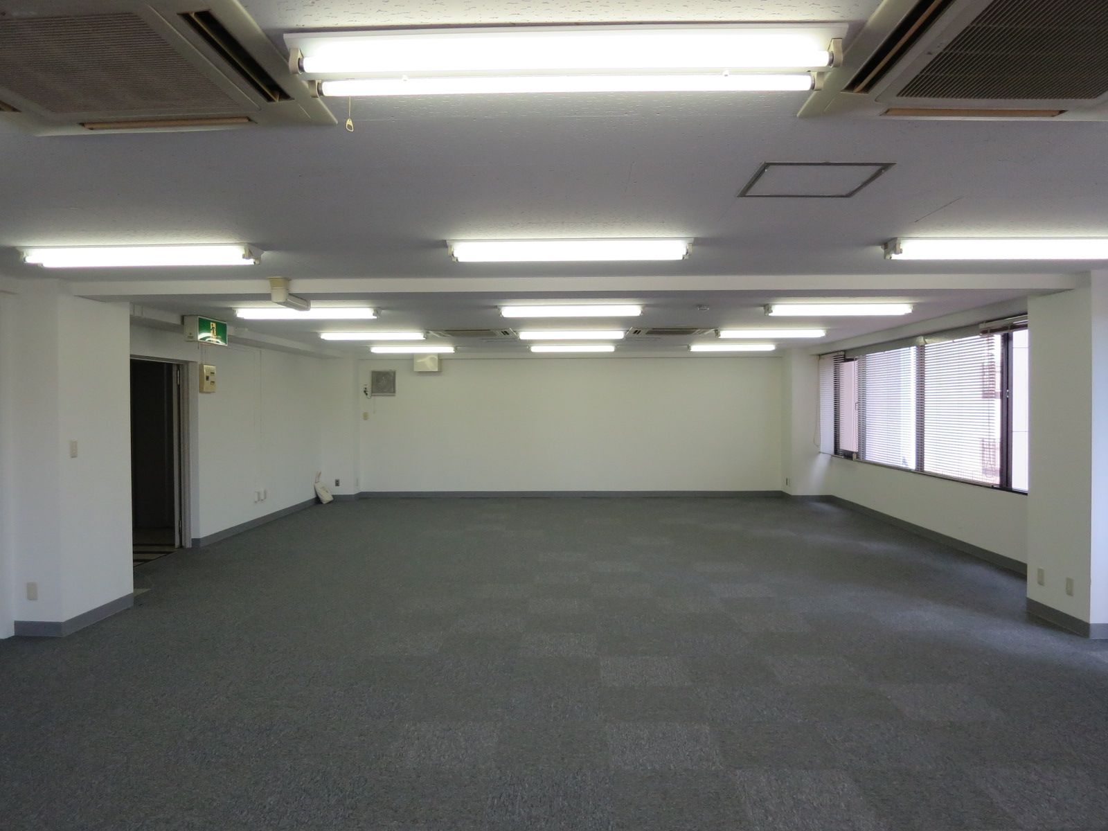 奥行きあるオフィス
