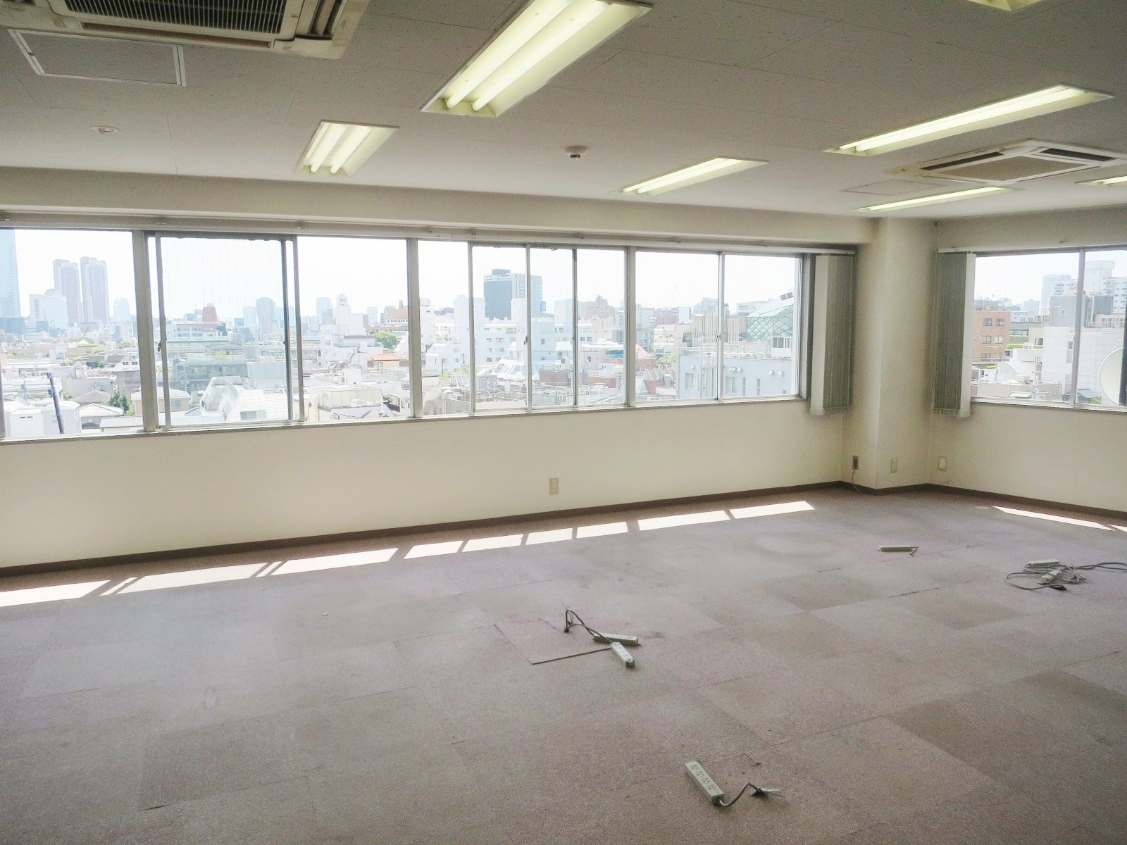 窓が多く採光良好