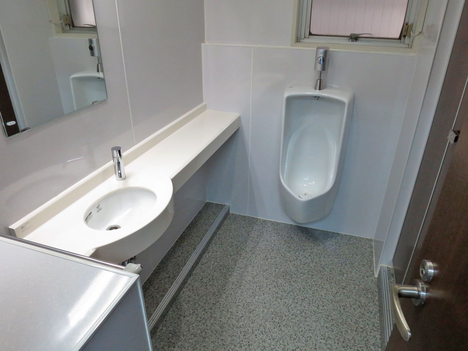 男性用トイレ内部