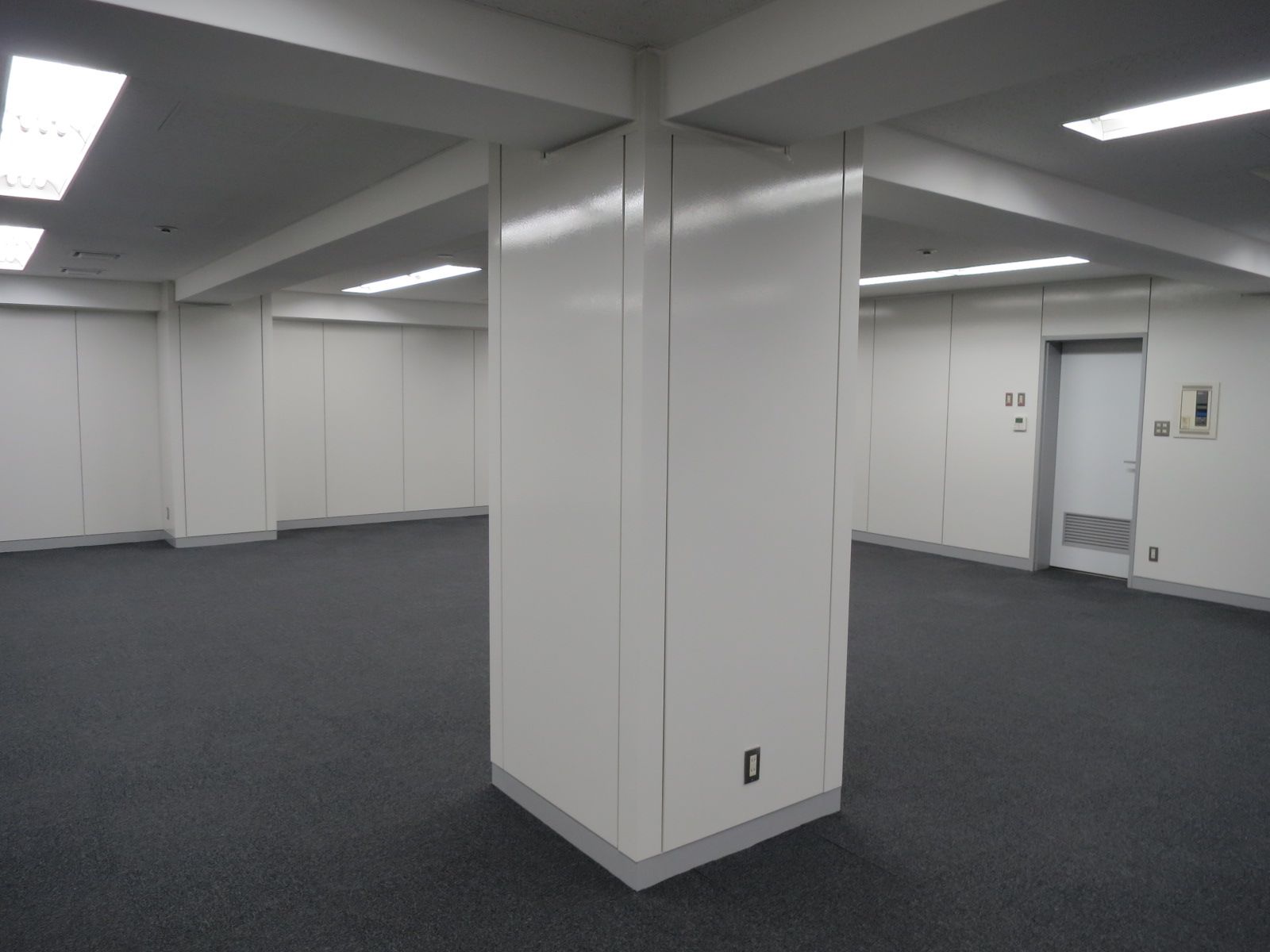 室内中央にある柱