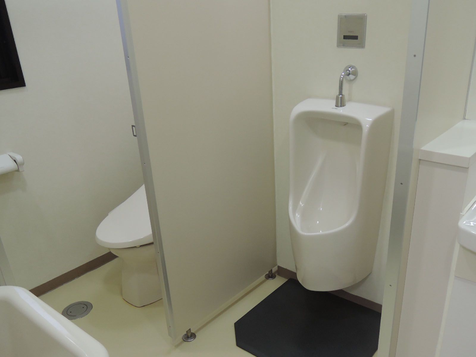 男性用トイレ内部
