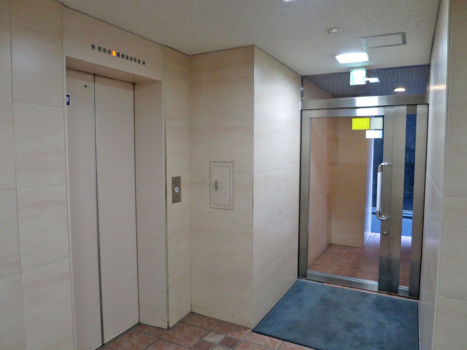 エレベーター前