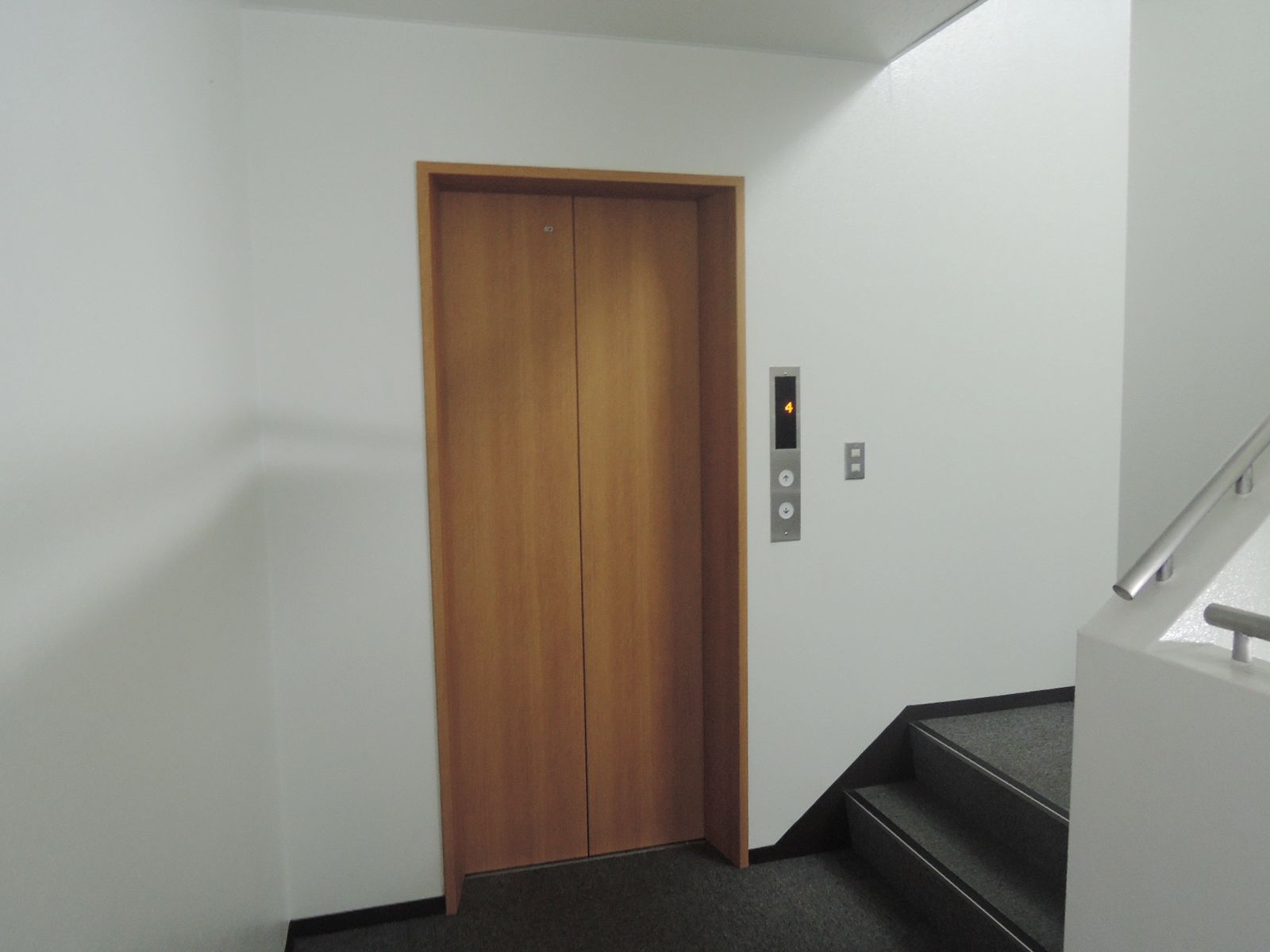 エレベーター前