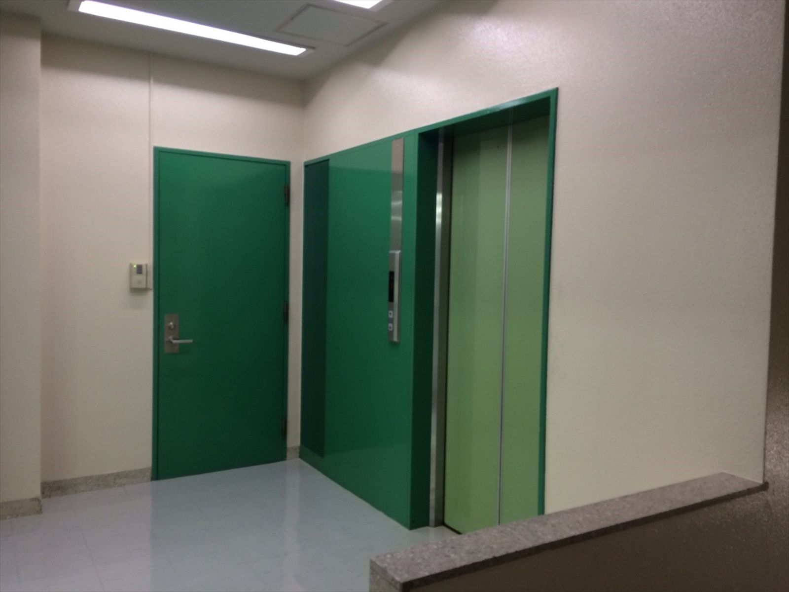 エレベーター前