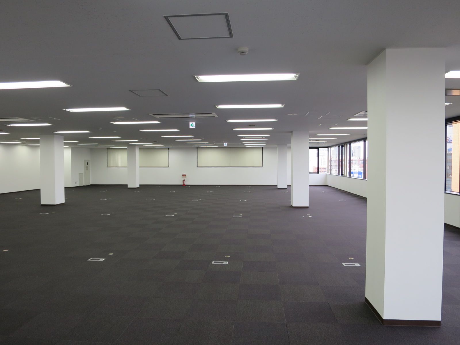 奥行きあるオフィス