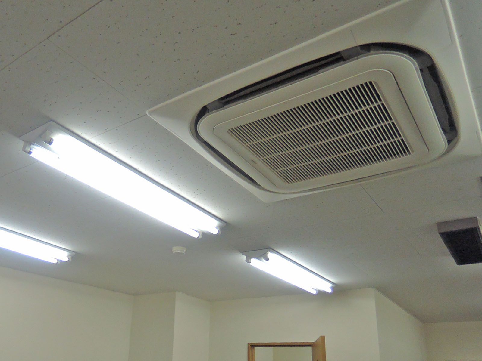 空調と天井