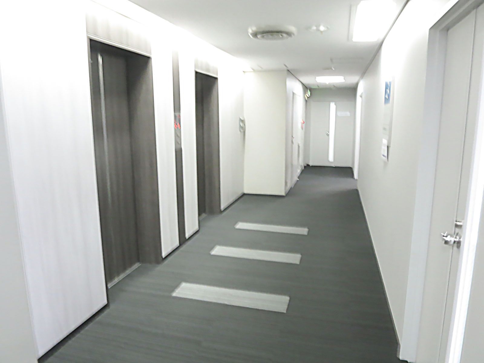 エレベーター前