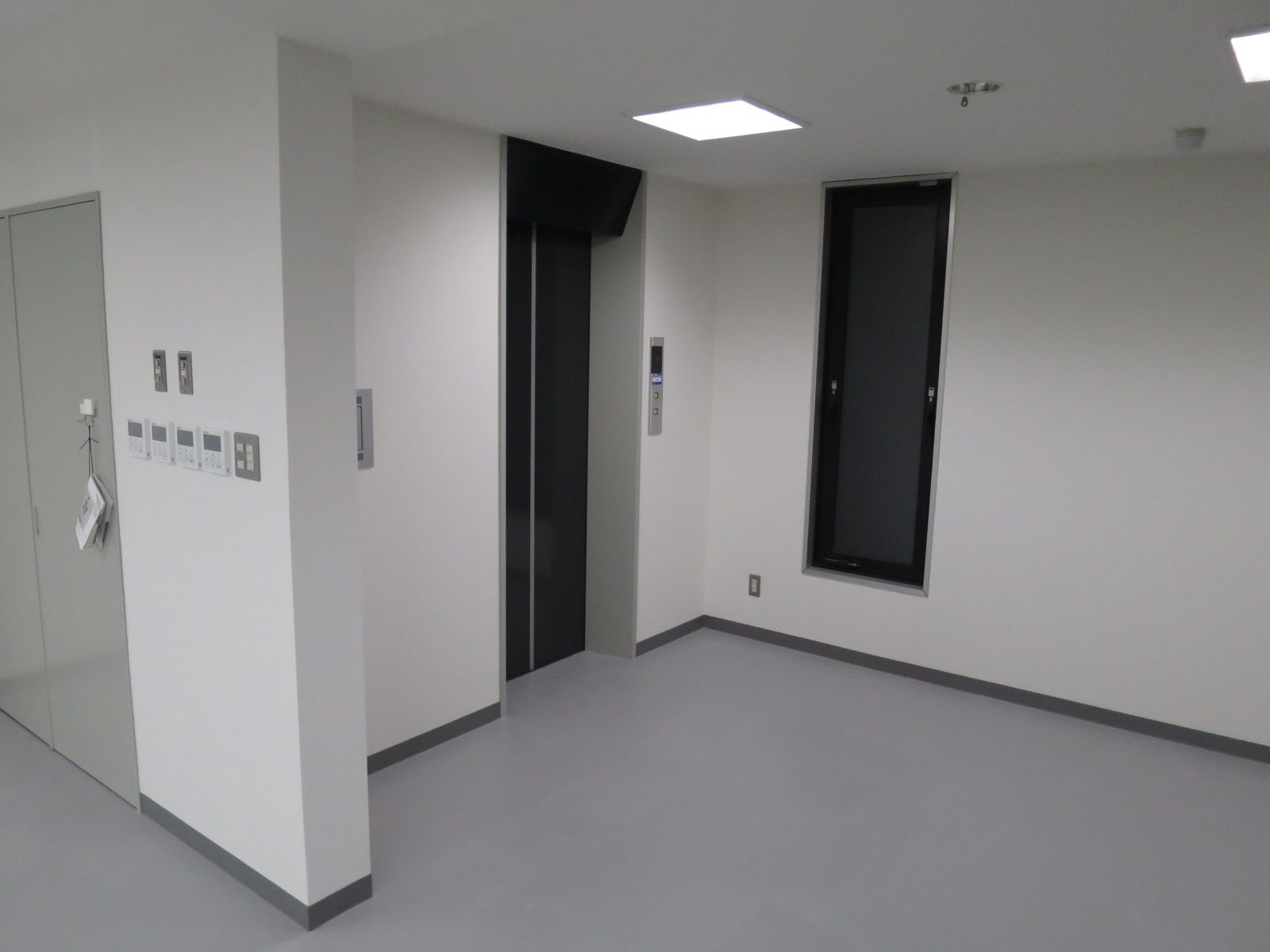 エレベーター前