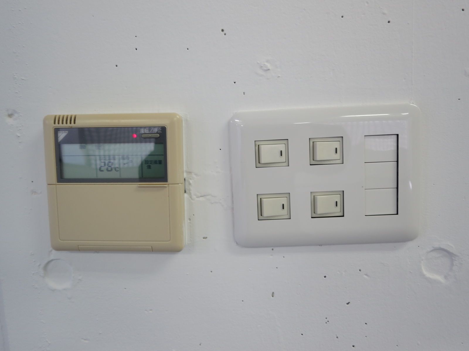 空調と照明スイッチ