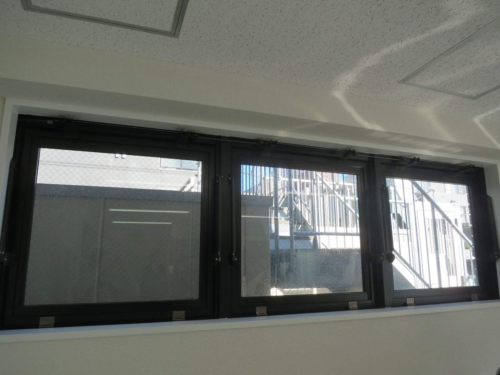 室内には小窓もあり