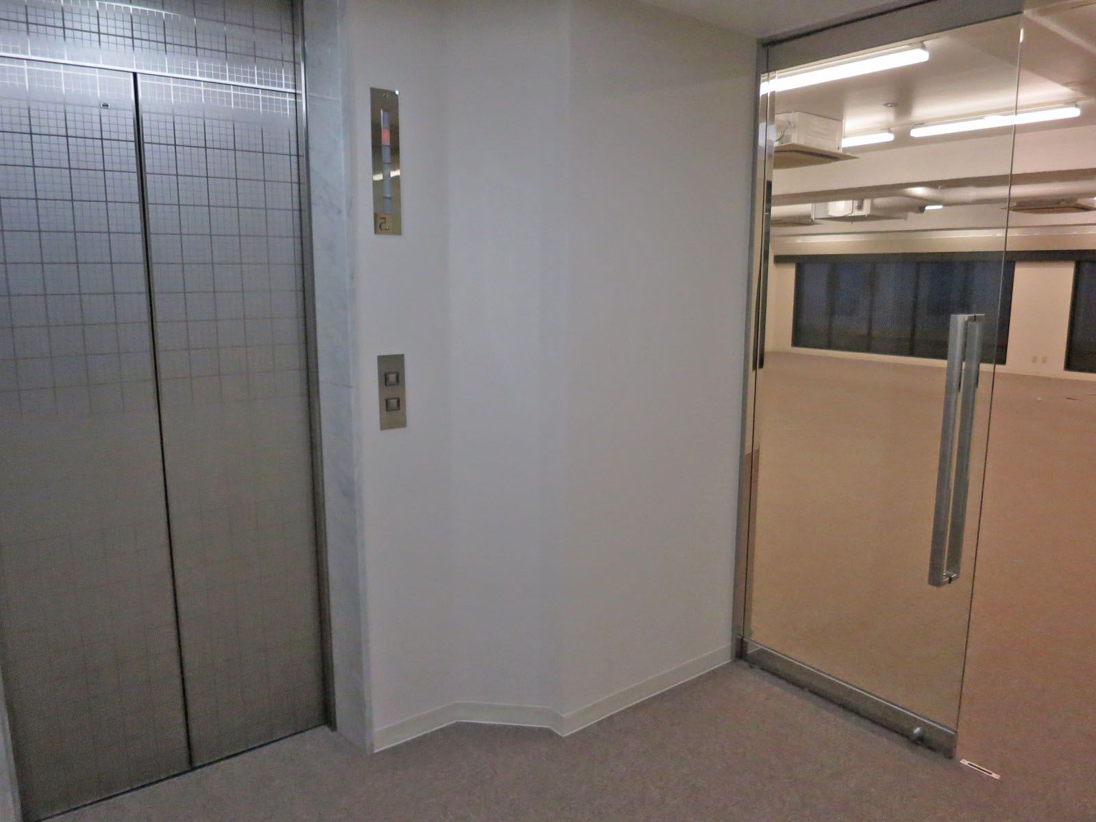 エレベーター前