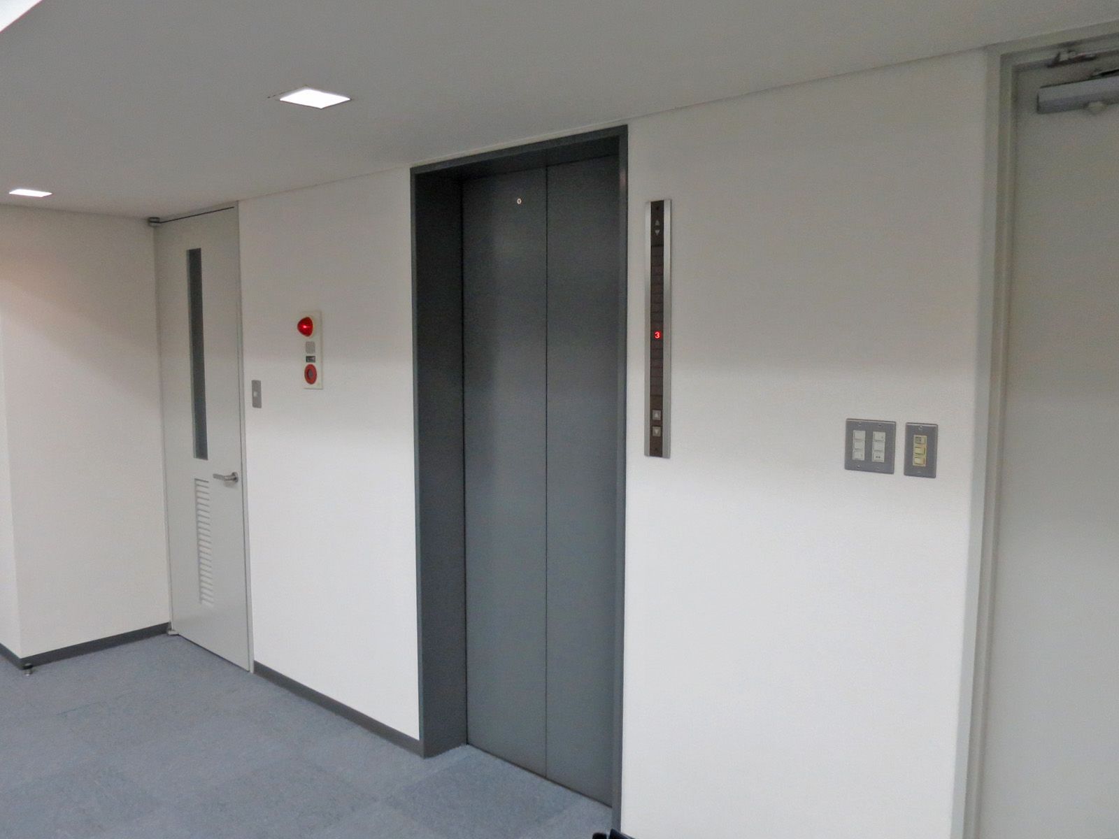 エレベーター前