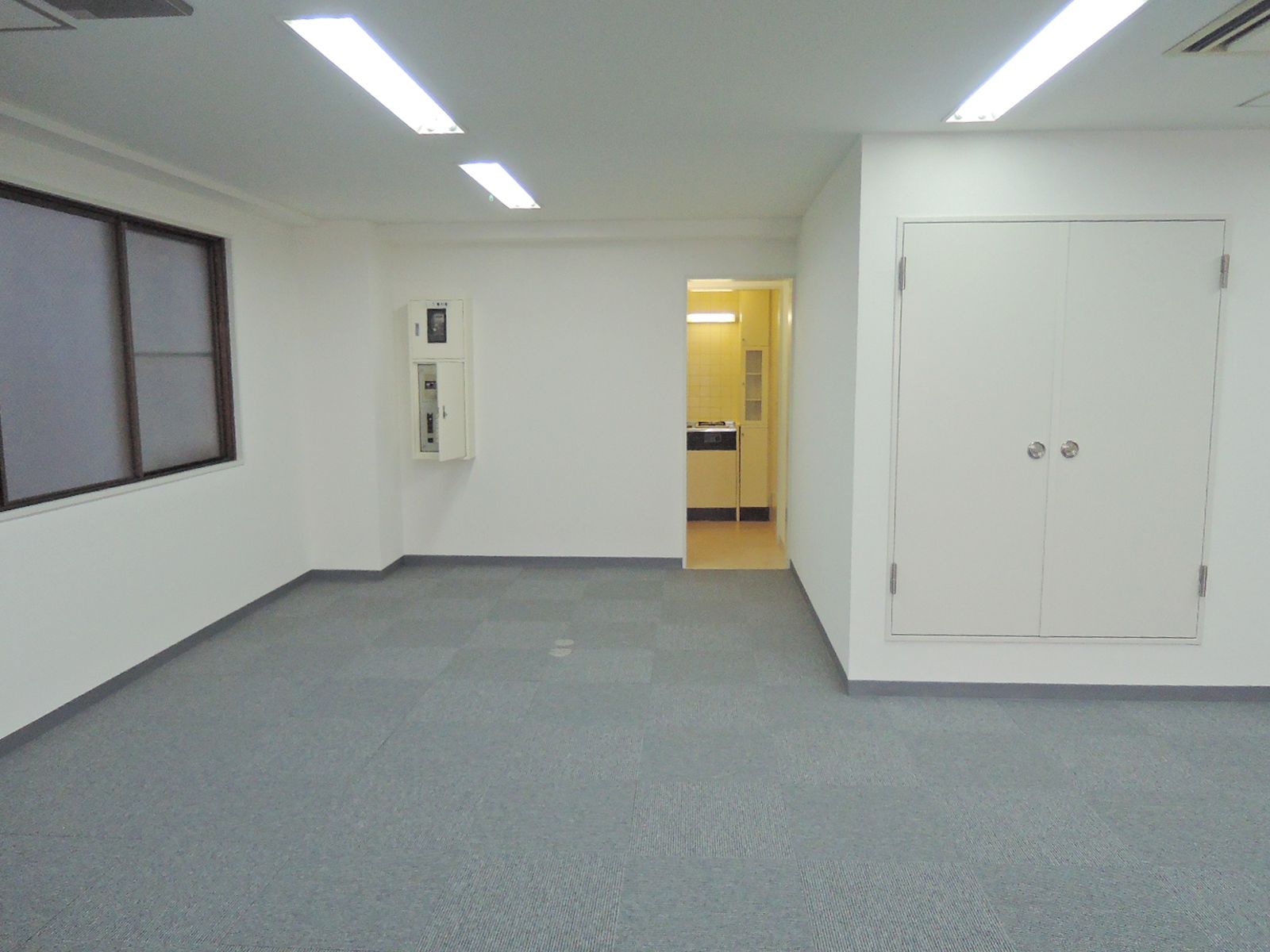 貸室奥に水回り有り