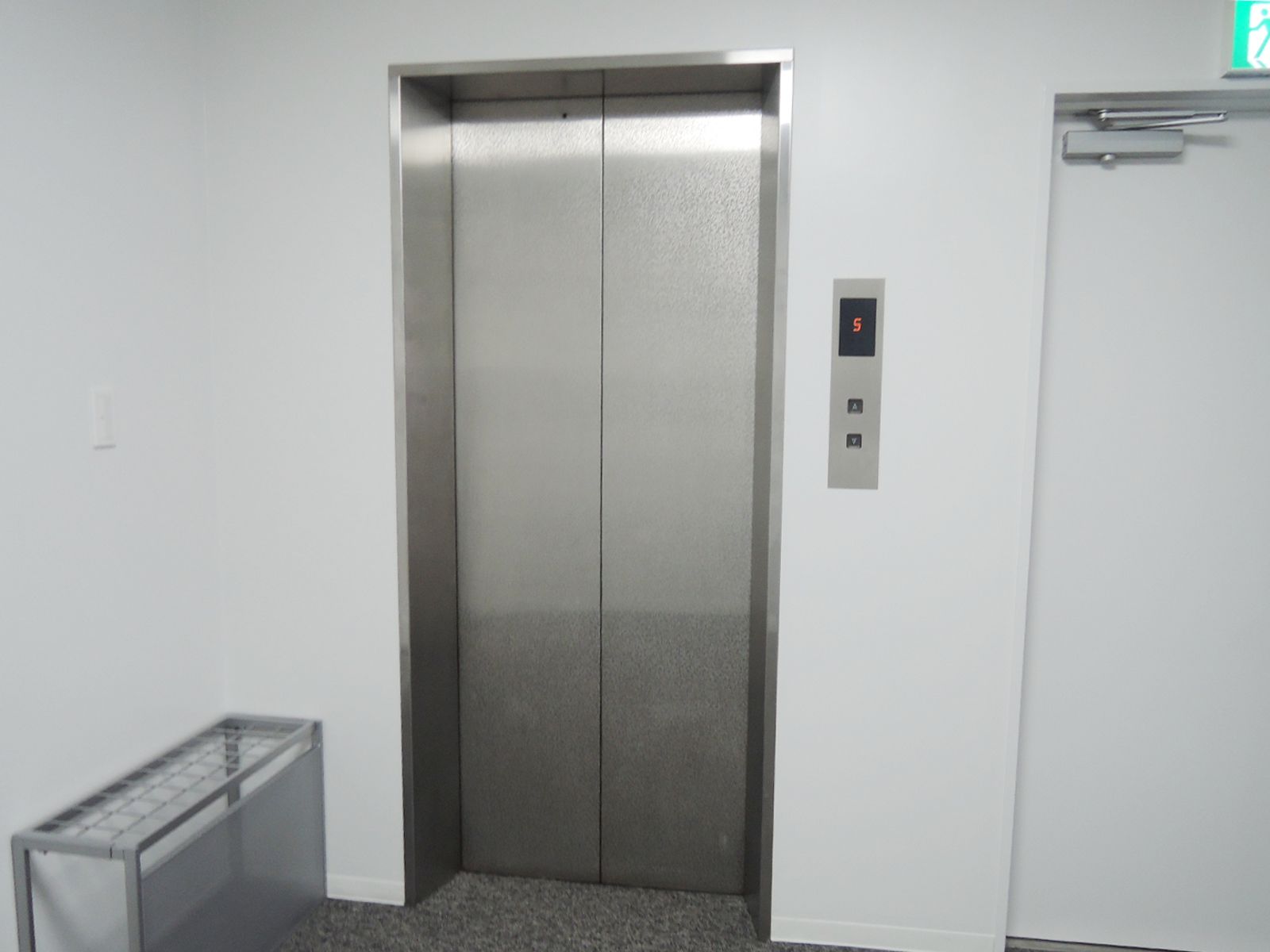 エレベーター前