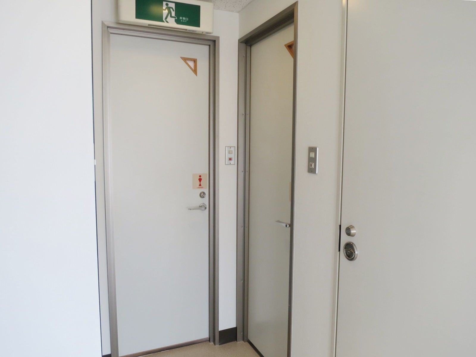 男女別トイレ入口
