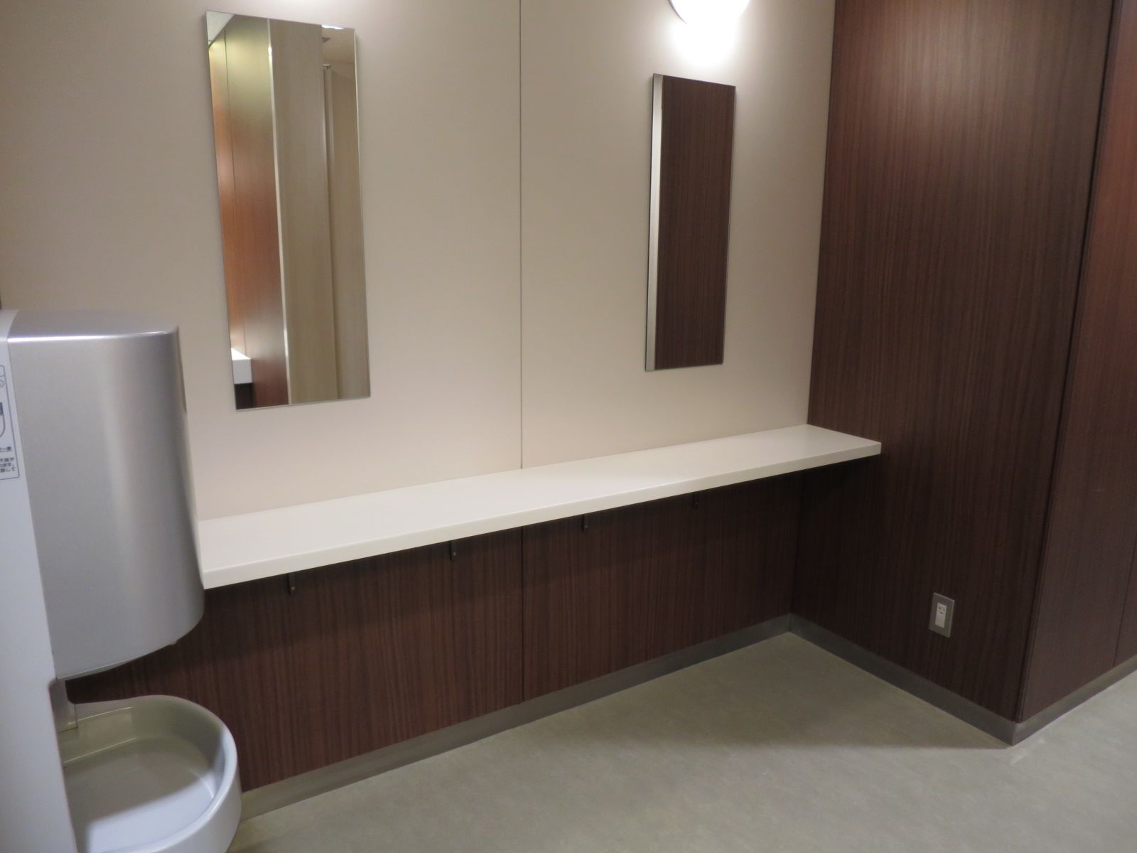 女性トイレ鏡台