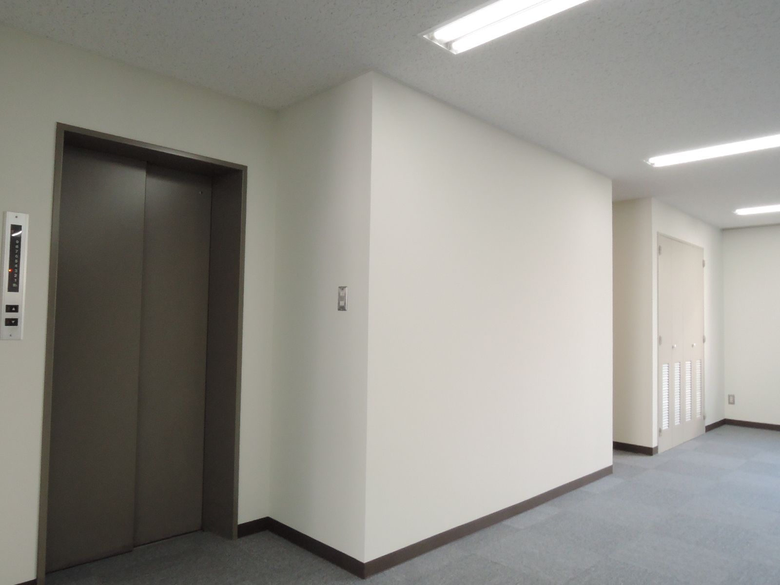 エレベーター前