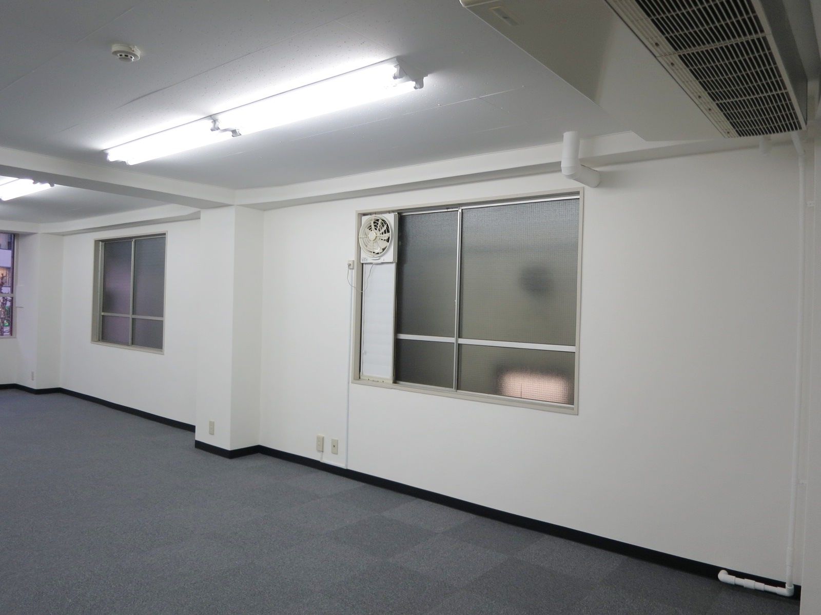 側面の窓