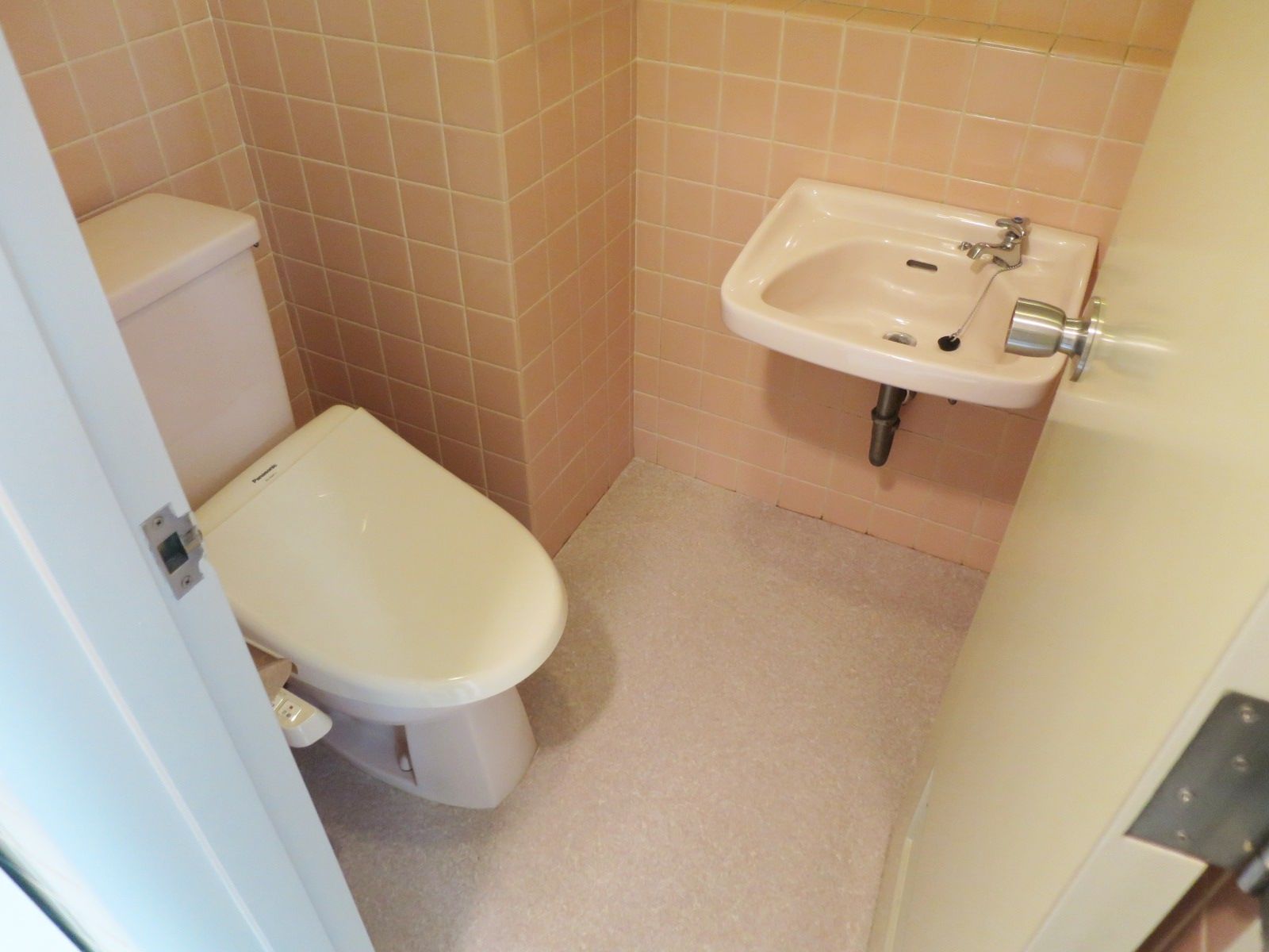 トイレ個室・洗面台