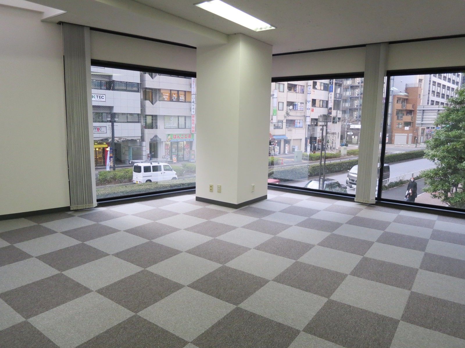 窓際に一部柱あり