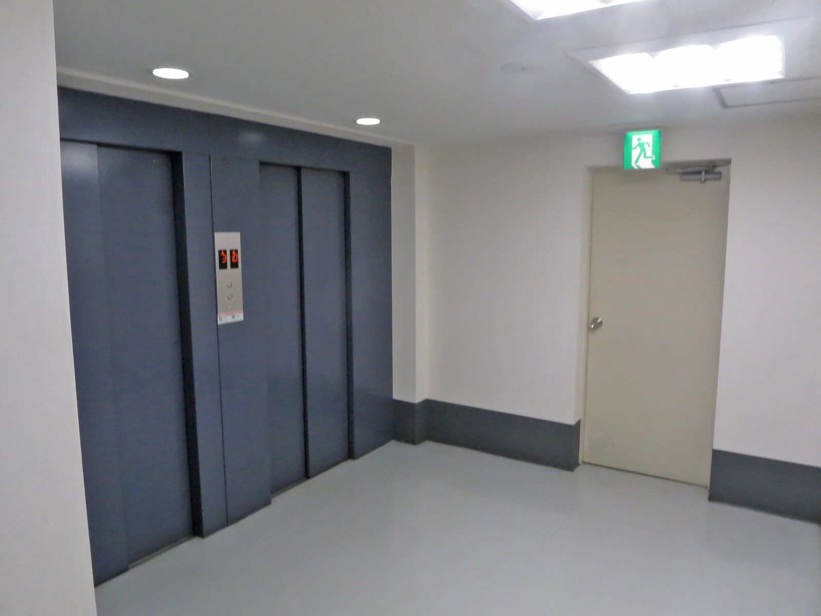 エレベーター前