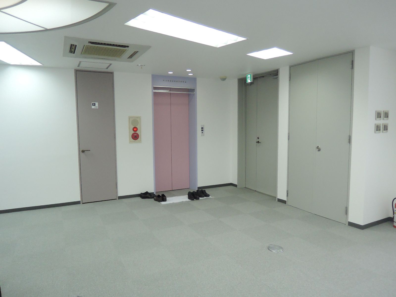 エレベーター前