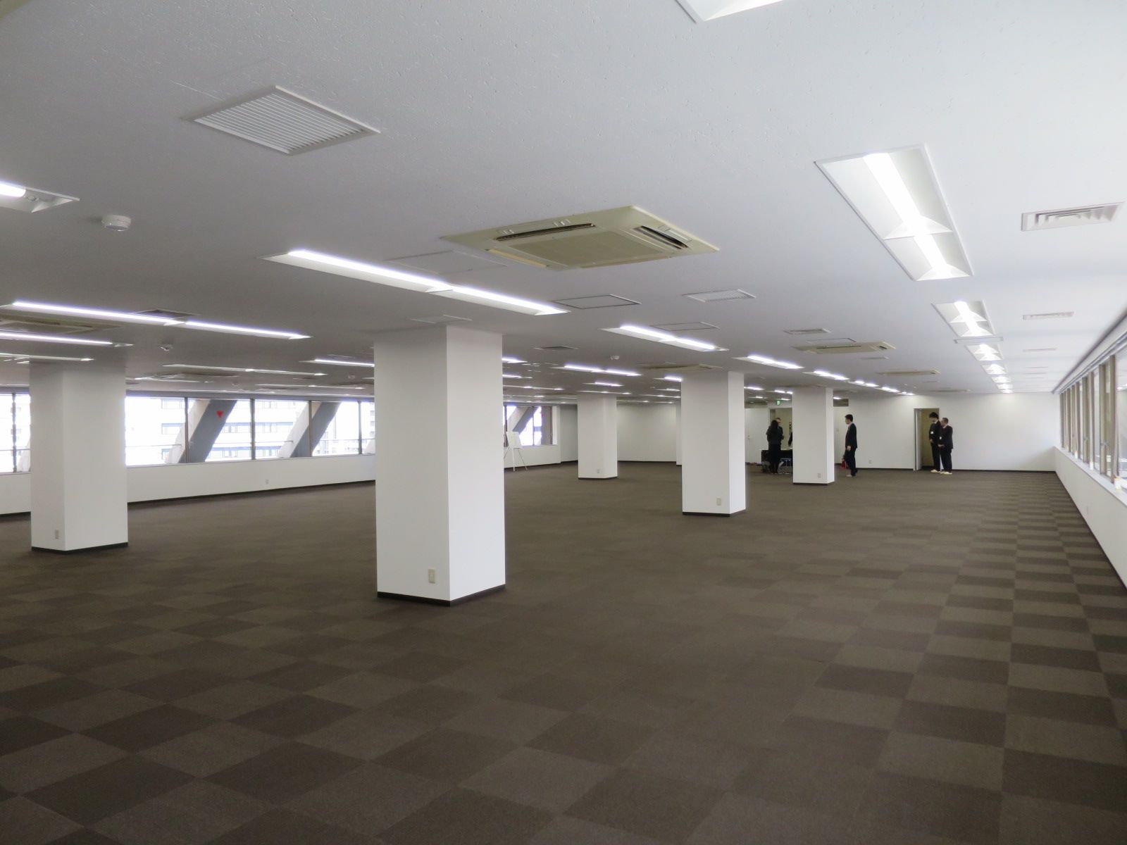 長方形の間取りで奥行のあるオフィス